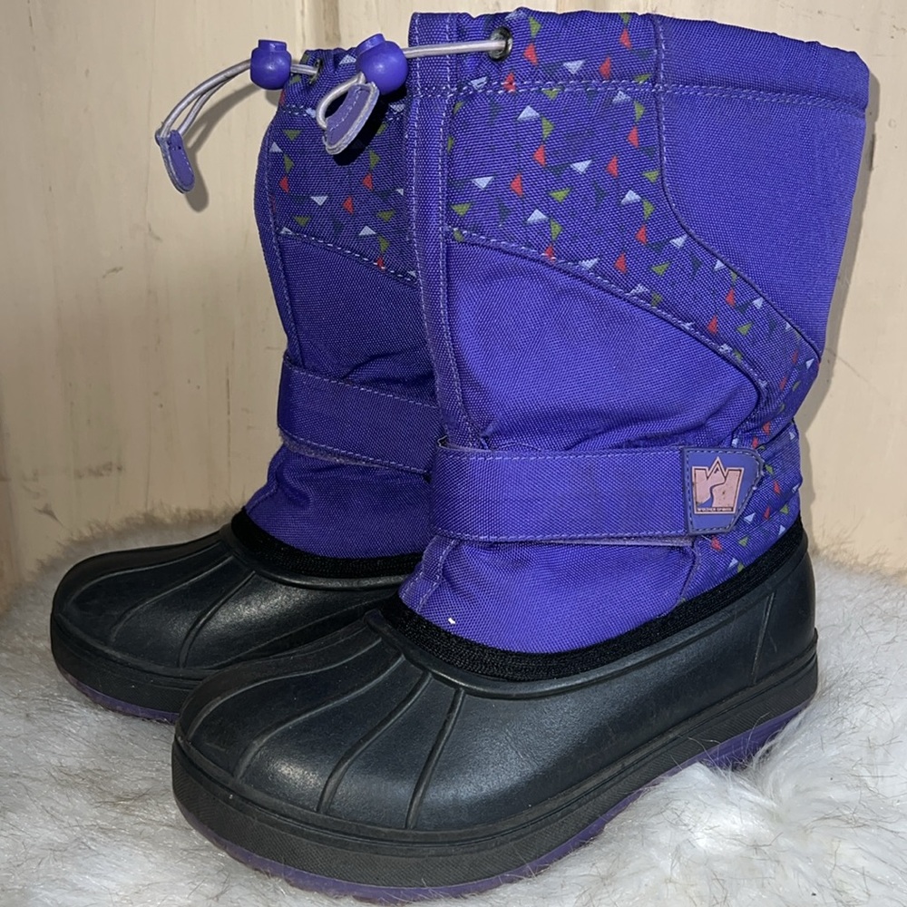 Size 4 girls purple winter/snow boot. Excellent condition. Fleece lining Velcro